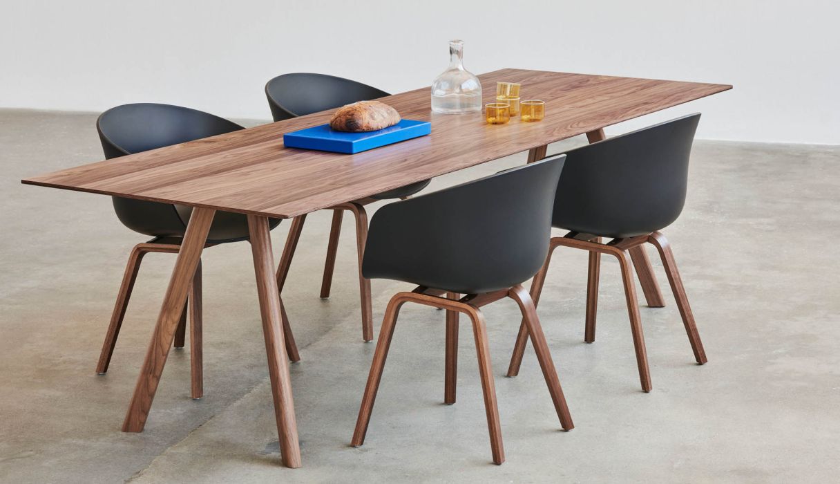 tavolo e sedie in legno dettaglio nero