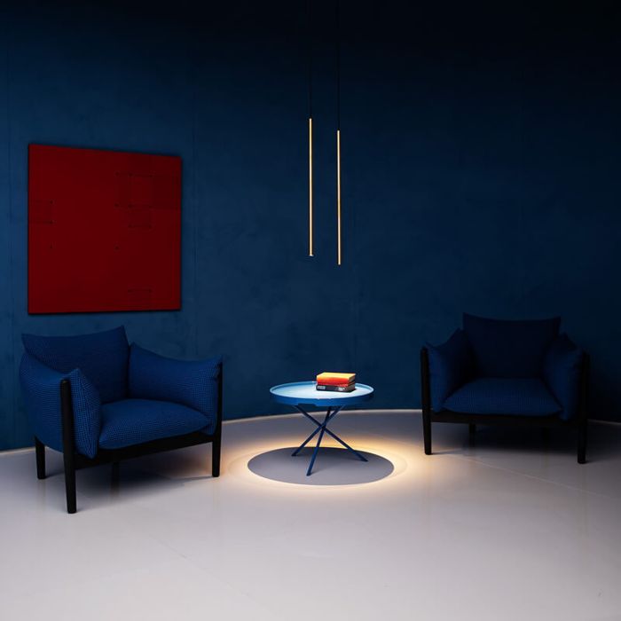 sedie blu con effetto luce sospesa