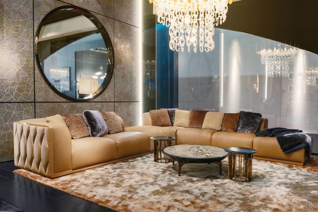 soggiorno con ampio divano marrone