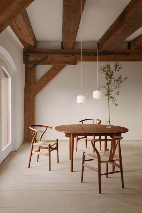 tavolo con sedie legno luci sospese
