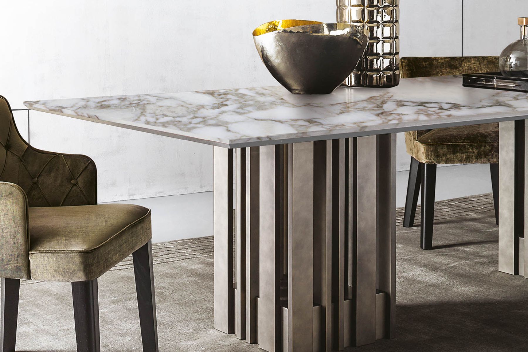 elegante e raffinato tavolo di marmo