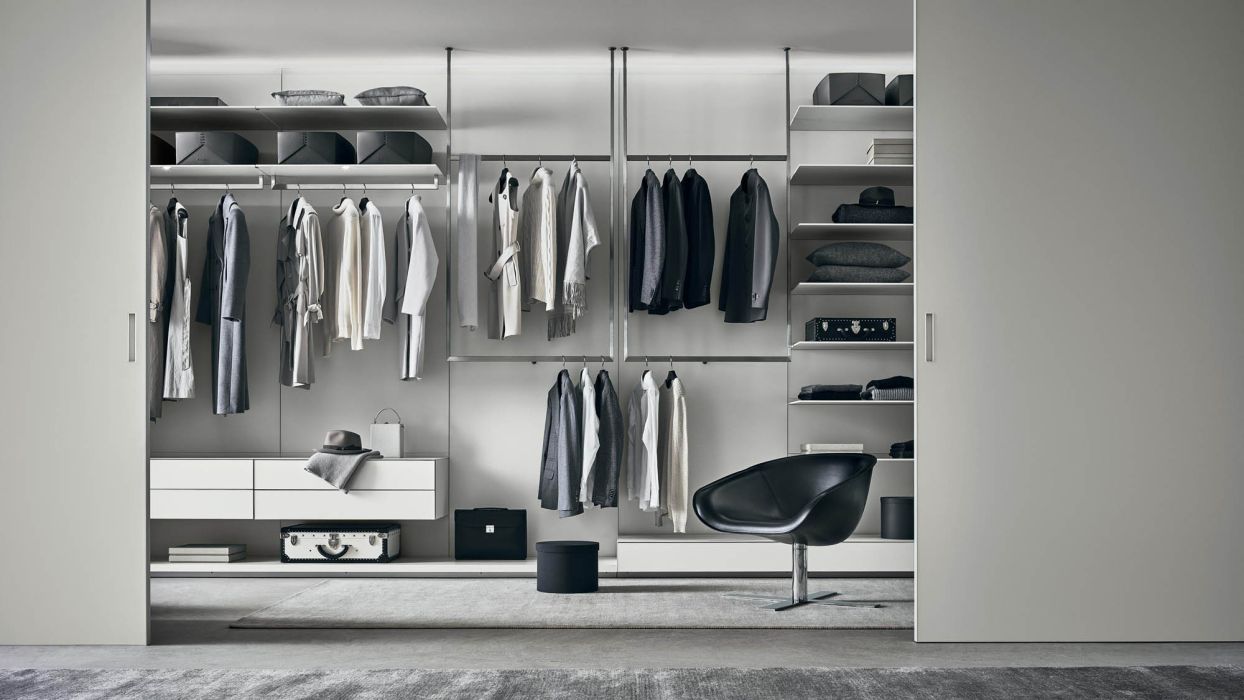 armadio ampio e spazioso grigio